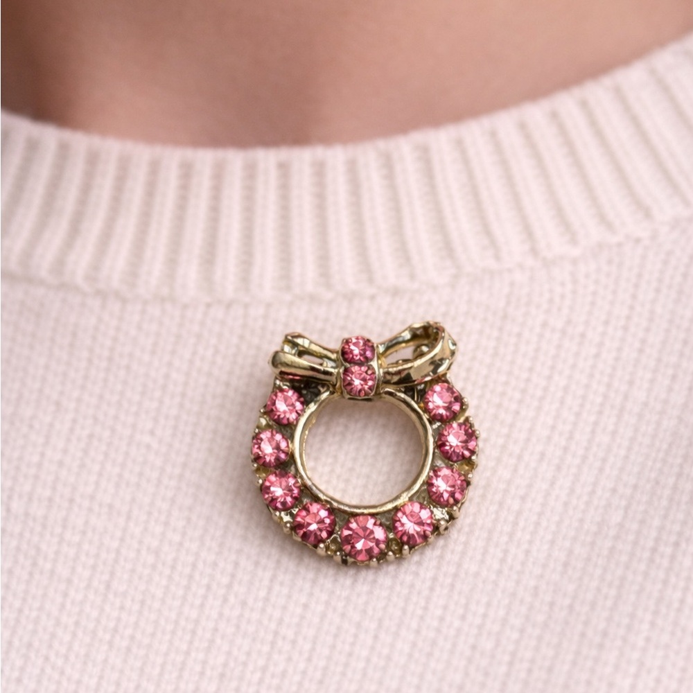 Vintage figural wreath Brooch with Pink rhinestones